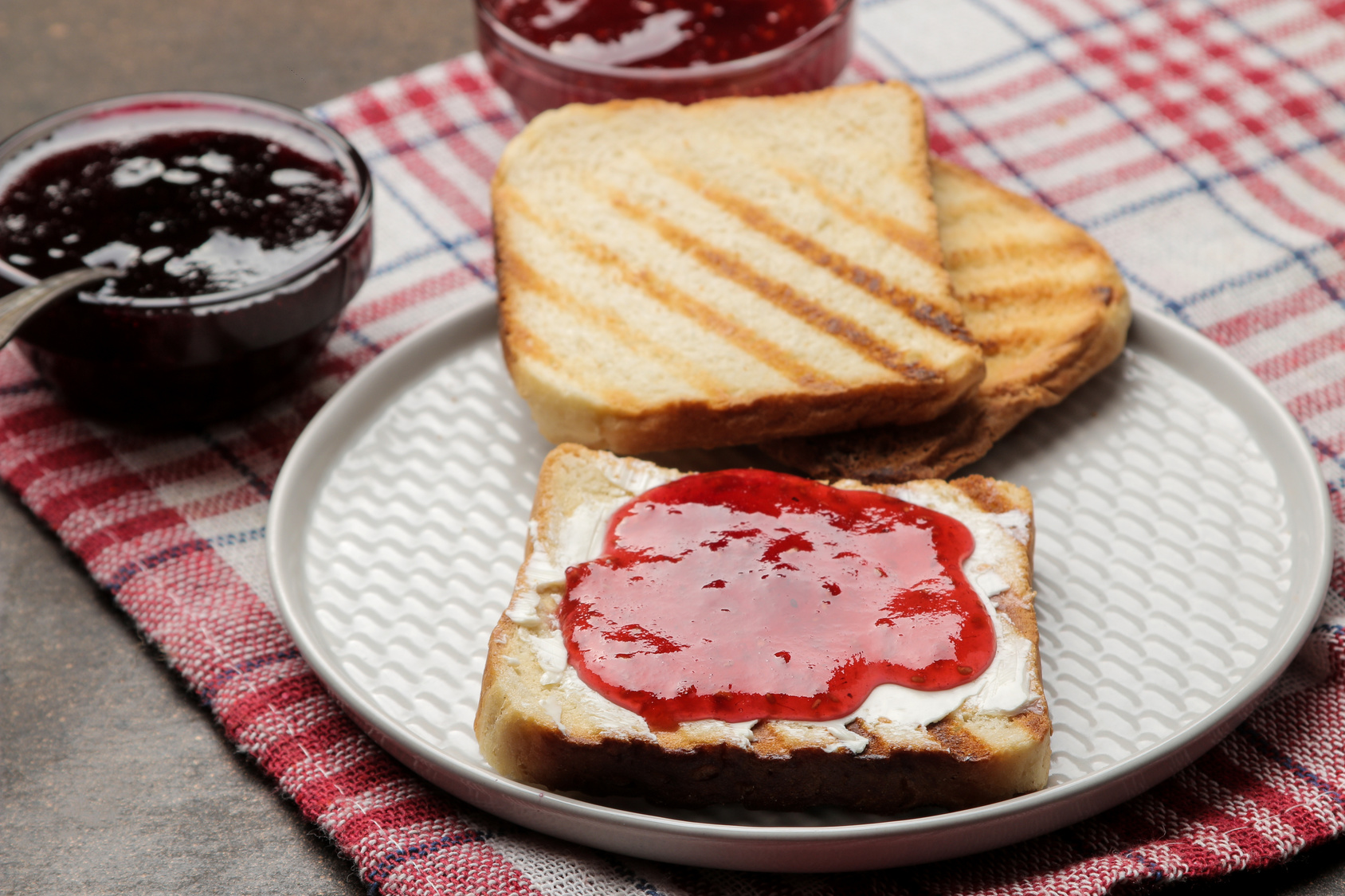 Le petit déjeuner permettrait de moins ressentir la faim durant la journée. © Mk Studio, Fotolia